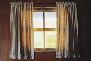 Jak udekorować okno balkonowe